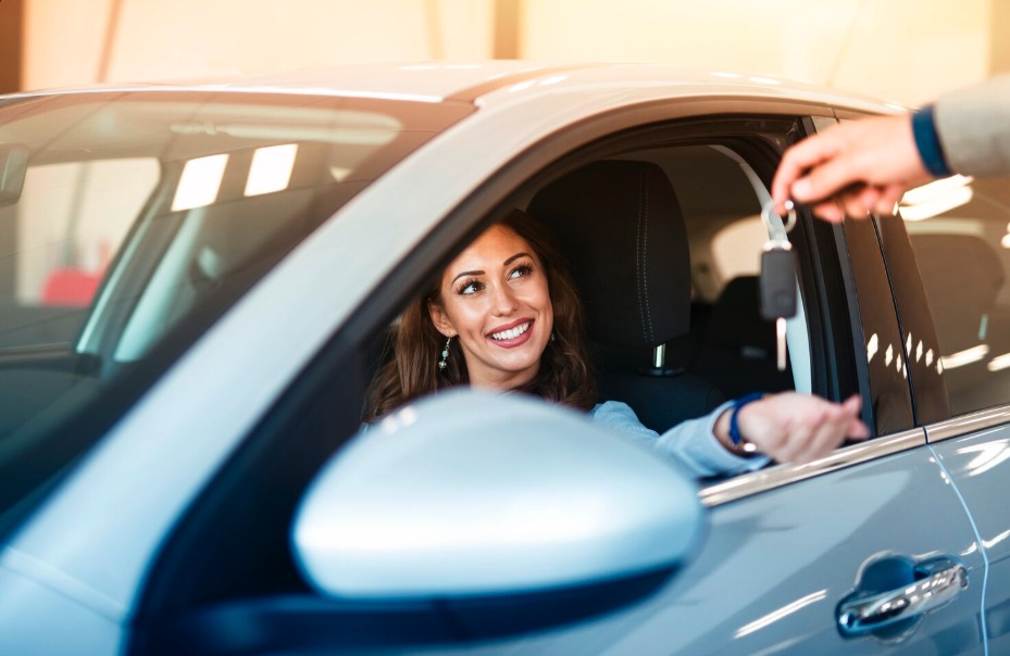 Cliente satisfeita com Seguro Auto em Londrina recebendo a chave do carro novo